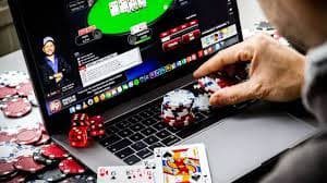 Pengguna membaca syarat bonus harian